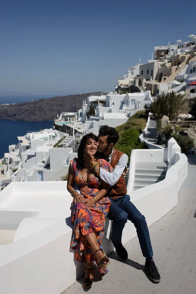 Coppia Seduta Sul Tetto Santorini Abbracciata Ridente — Foto Stock