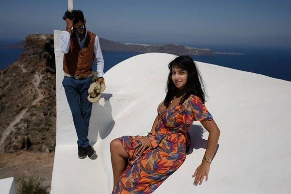 Giovane Coppia Affaccia Sul Paesaggio Dell Isola Santorini — Foto Stock