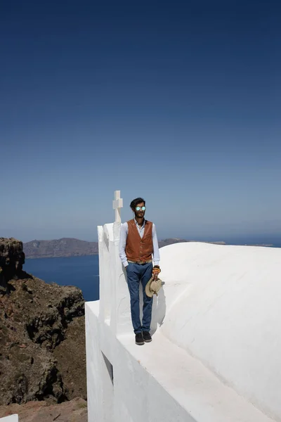 Санторіні Ойї Греції Молода Людина Біля Плавального Басейну Видом Океан — стокове фото