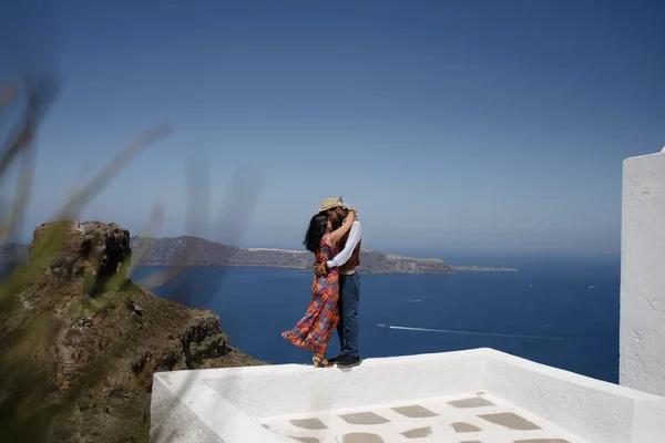 Pareja Joven Mira Hacia Abajo Paisaje Isla Santorini —  Fotos de Stock