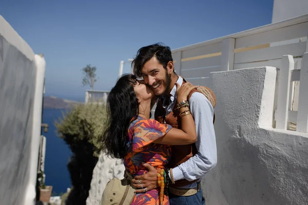 Joven Pareja Feliz Hombre Mujer Una Iglesia Griega Oia Thira — Foto de Stock