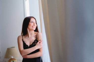 Güzel esmer genç kadın seksi iç çamaşırı