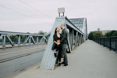 Kahve açık havada eski Avrupa şehirde yürüyüş ile mutlu bir romantik çift portresi