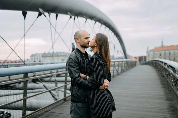 Een Liefdesverhaal Een Man Een Vrouw Buurt Van Brug Liefde — Stockfoto