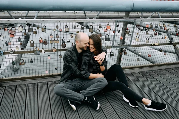 Young Romantic Couple River Embankment — Stock Photo, Image