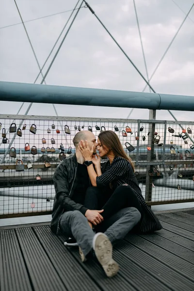 Giovane Coppia Romantica Sul Argine Del Fiume — Foto Stock