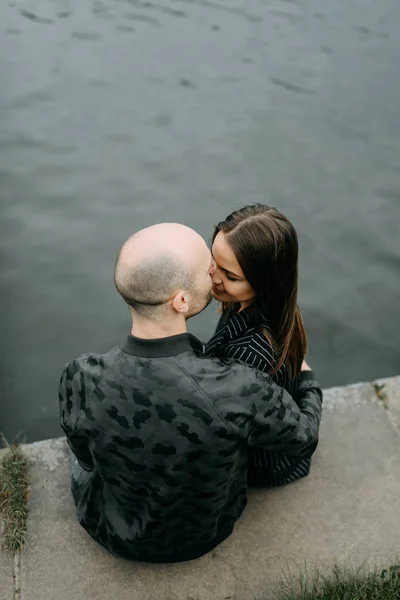 Couple Câlin Sur Une Jetée — Photo