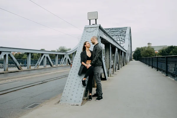 Kahve açık havada eski Avrupa şehirde yürüyüş ile mutlu bir romantik çift portresi