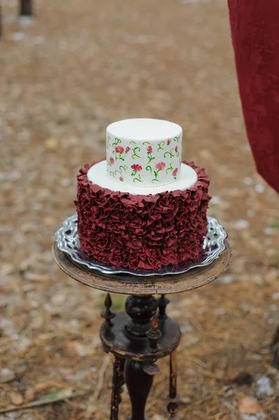 結婚式の日のための最小限のウェディング ケーキ 結婚式の日に新郎新婦の結婚式のケーキ — ストック写真