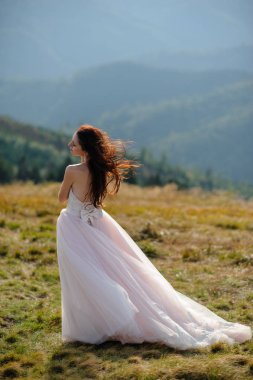 Gelin dağlarda. Yaşam tarzı ve düğün kavramı.