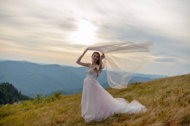 Gelin dağlarda. Yaşam tarzı ve düğün kavramı.