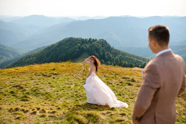 年轻爱夫妇庆祝在山上的一场婚礼 — 图库照片