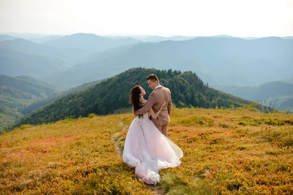 Jovem Casal Amor Celebrando Casamento Nas Montanhas — Fotografia de Stock