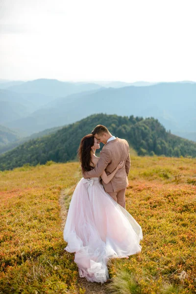 Jovem Casal Amor Celebrando Casamento Nas Montanhas — Fotografia de Stock