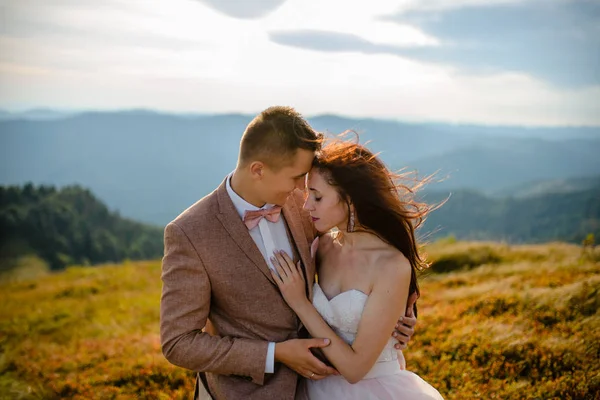 Jovem Casal Amor Celebrando Casamento Nas Montanhas — Fotografia de Stock