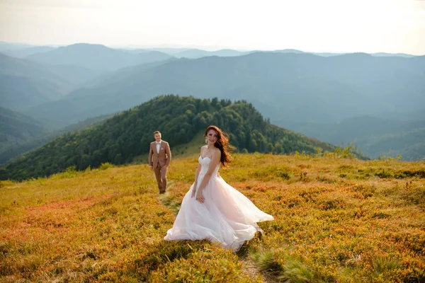 Jovem Casal Amor Celebrando Casamento Nas Montanhas — Fotografia de Stock