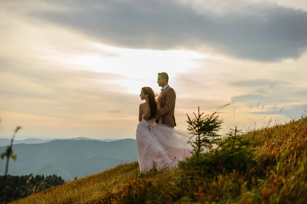 Matrimonio Degli Innamorati Montagna Vicino Mare — Foto Stock