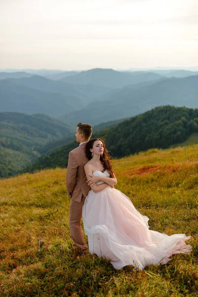 Stilvolle Junge Braut Und Bräutigam Stehen Boot Vor Dem Hintergrund — Stockfoto