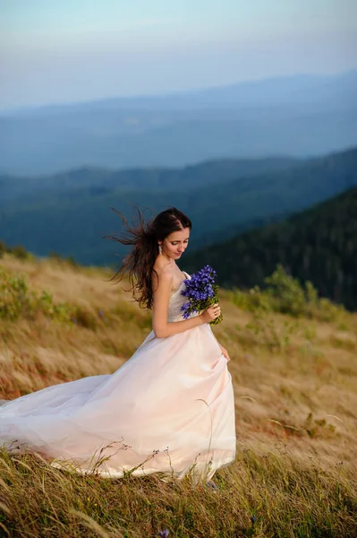 Sposa Bellissimo Vestito Blu Con Una Profonda Scollatura Sul Retro — Foto Stock