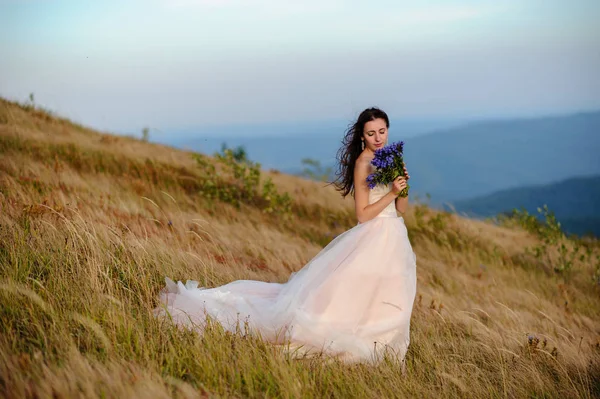 Menyasszony Egy Gyönyörű Kék Ruhás Mély Nyakkivágással Fején Fehér Virágok — Stock Fotó
