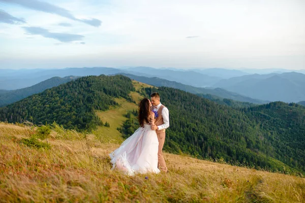 Elegante Giovane Sposa Sposo Stand Barca Sfondo Cielo Nuvoloso Mare — Foto Stock