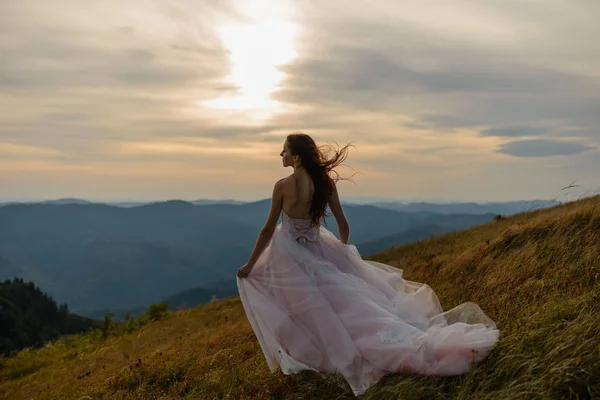 山の中の花嫁 ライフ スタイルや結婚式のコンセプト — ストック写真