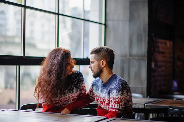Young Hipster Couple Love Hugging Bonfire Winter Weather Romantic Love — Stock Photo, Image