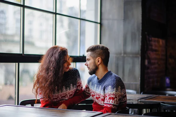 Jovem Casal Hipster Apaixonado Abraçando Perto Fogueira Tempo Inverno História — Fotografia de Stock