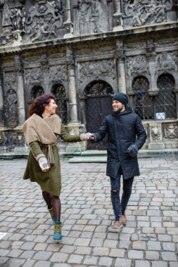 Seven çift Casual tarzda giyinmiş genç eski şehir kışın yürümek.