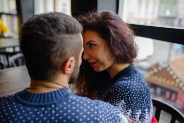 Triko rahat ev, Romantik Çift aşık birlikte kış tatil keyfi kutlama hakkında mutlu vakit yakışıklı erkek konuşuyor mutlu sevimli kadın giyinmiş