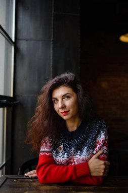 Karlı zemin üzerine romantik gülümseme ile poz büyüleyici esmer Bayan açık portresi. Çok gülen kız örgü şapka ve kış sokakta yumuşak kazak fotoğrafı.