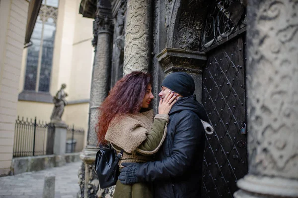 Seven Çift Açık Havada Eğlence Adam Kadın Kap Ile Gözünde — Stok fotoğraf