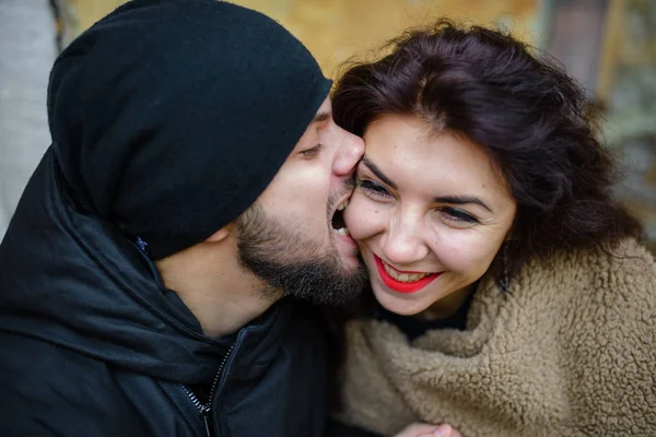 愛を抱いて たき火の近くで流行に敏感な若いカップル 冬の天気 ロマンチックな愛の物語 — ストック写真