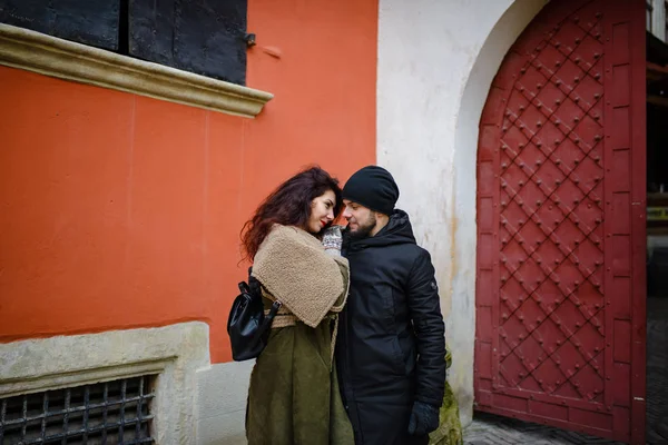 Junges Verliebtes Hipster Paar Das Sich Lagerfeuer Umarmt Winterwetter Romantische — Stockfoto