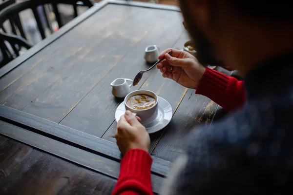 Pareja Sosteniendo Tazas Café Punto Vestidas Con Suéter — Foto de Stock