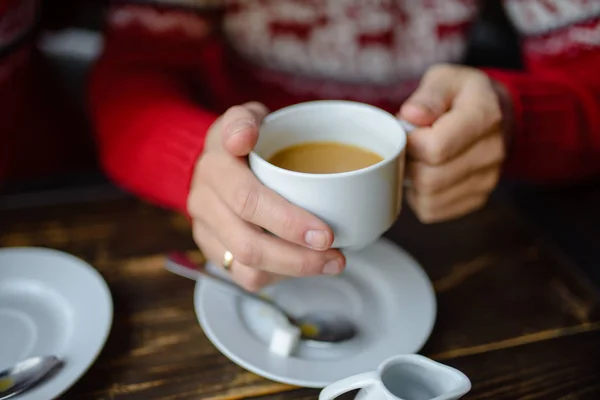 Pareja Sosteniendo Tazas Café Punto Vestidas Con Suéter — Foto de Stock
