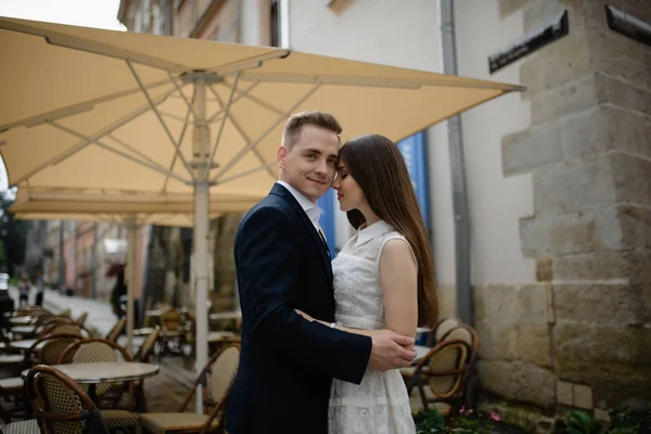 Una Pareja Sonriente Está Disfrutando Bebidas Una Mesa Bar Aire —  Fotos de Stock