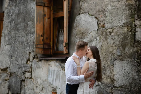 Ερωτευμένο Ζευγάρι Φιλί Και Αγκαλιάζει Πάνω Από Γκρίζο Αστικό Τείχος — Φωτογραφία Αρχείου