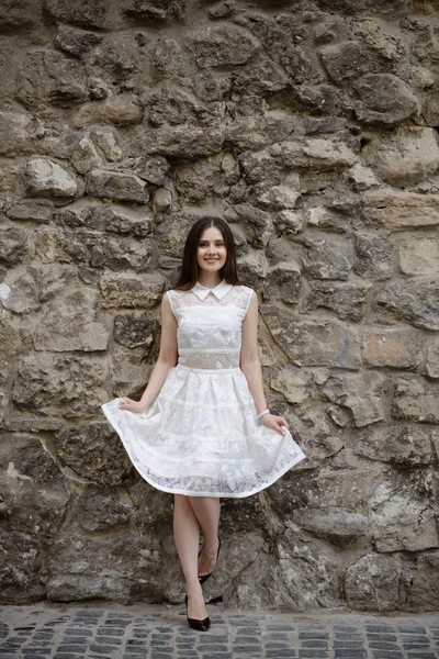 Schoonheid Vrouw Portret Rode Muur Geïsoleerde Roze Haar Slijtage Outdoor — Stockfoto