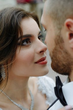 gri bir takım ve bir gri elbise bakmak birbirimize portre portre gelin damat