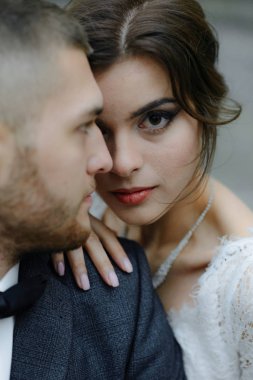 gri bir takım ve bir gri elbise bakmak birbirimize portre portre gelin damat