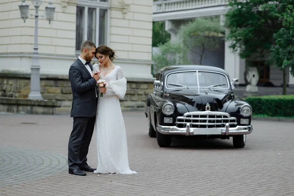 Feliz Casamento Luxo Casal Beijando Abraçando Perto Retro Com Carro — Fotografia de Stock