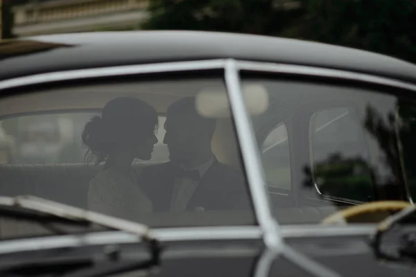 Bella Felice Giovane Sposa Sposo Guardando Auto Retrò — Foto Stock