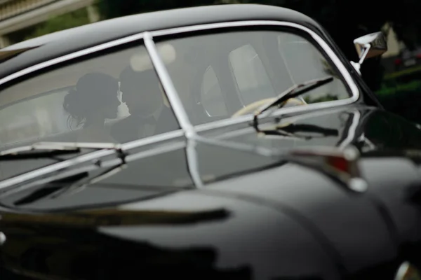 Schöne Glückliche Junge Braut Und Bräutigam Suchen Aus Retro Auto — Stockfoto