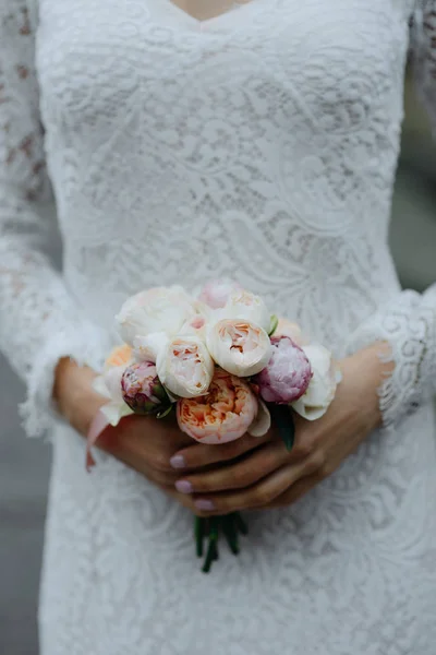 Sposa Con Fiori Mano All Aperto — Foto Stock