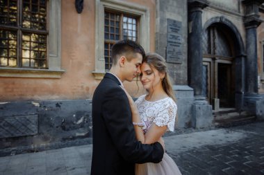 Damat gelini kucaklıyor.