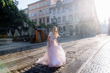 Güzel gelin portre düğün makyaj saç modeli, evde beyaz elbiseli güzel genç kadın. serisi.