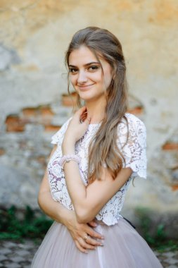 Güzel gelin portre düğün makyaj saç modeli, evde beyaz elbiseli güzel genç kadın. serisi.