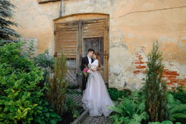 Güzel çift gorode içinde sarılma. Europe.