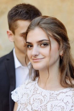 Güzel gelin portre düğün makyaj saç modeli, evde beyaz elbiseli güzel genç kadın. serisi.